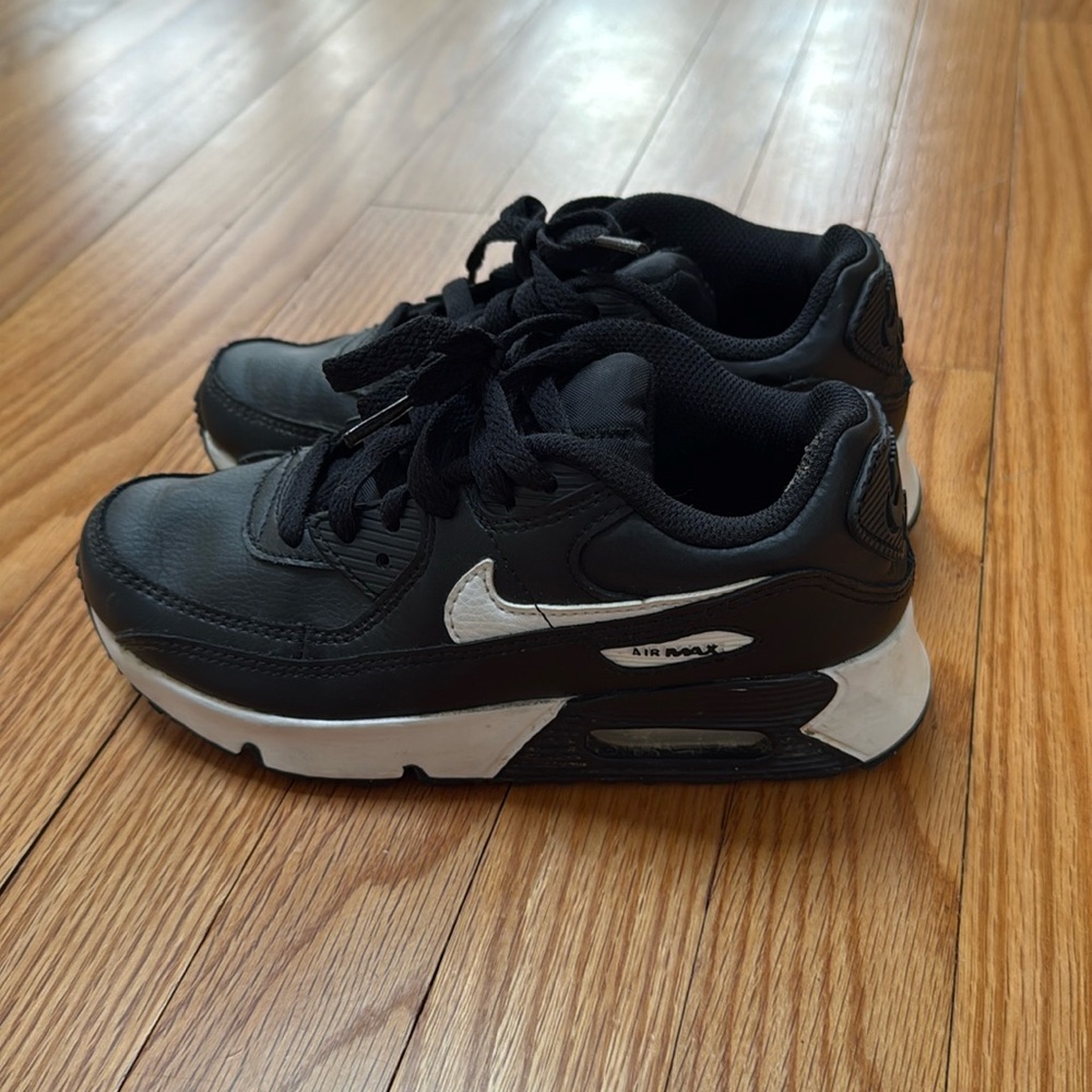 2Y used Nike sneakers.